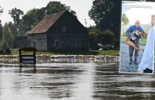 Mieszkańcy ratują "małych powodzian". To zdjęcie chwyta za serce