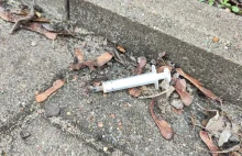 Zużyte strzykawki, półprzytomni narkomani i handlarze metadonem
