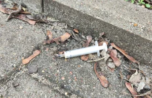 Zużyte strzykawki, półprzytomni narkomani i handlarze metadonem