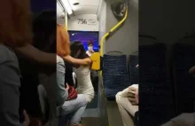 Kobieta z psem bez kagańca w pełnym autobusie.