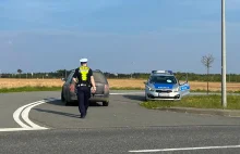 Policja na drogach kontroluje kierowców. Szczególnie polubiła zatrzymywać stare