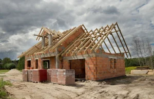 Polacy budują mniej domów jednorodzinnych. Ale ceny działek nie spadają