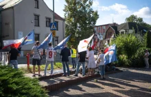 Modlitwa, poliamoria i utrudnianie pracy dziennikarzowi. Tęczowo w Muzeum