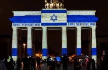 Brama Brandenburska podświetlona w barwach zbrodniczego kraju