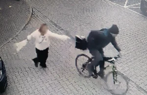 Wrocław: Rowerzysta wyrywał kobietom torebki. Mamy nagranie z monitoringu [WIDEO