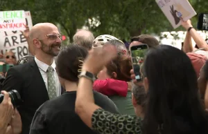 Upadek USA: masowe rzucanie papierami w CDC