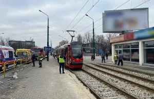 Chorzów. Wypadek z tramwajem. „Zombie” z telefonem uniknął śmierci