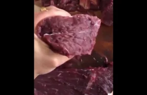 Tak wygląda świeżo krojone mięso, na które posypie się sól | Filmiki.tv