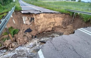 Ogromna wyrwa na drodze wojewódzkiej. "To tragedia dla mieszkańców"