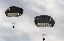 Wiatr zniósł spadochroniarzy na dachy i linie energetyczne. Interweniowali miesz