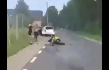 "W ludzi wjechał idiota!". Kobieta nagrała motocyklistę, który wbił się w auto
