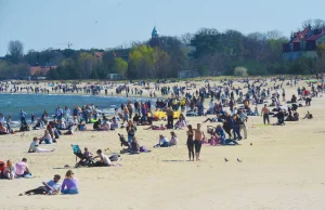 W Sopocie oblężenie jak w sezonie! Ponad 20 stopni i tłumy na plaży [FOTO]