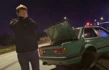 Kolejny idiota w starym, bawarskim szpachlogruzie zalicza krawężnik i chwali się