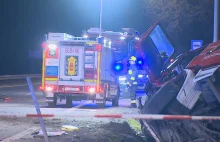 Zderzenie wozu strażackiego z osobówką. Jedna osoba nie żyje