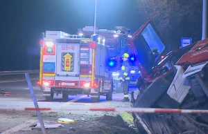 Zderzenie wozu strażackiego z osobówką. Jedna osoba nie żyje