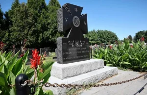 Nazistowski pomnik na ukraińskim cmentarzu w Filadelfii