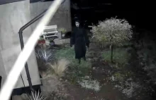 Maska z horroru Krzyk w Serocku tajemniczy intruz zagląda mieszkańcom w okna
