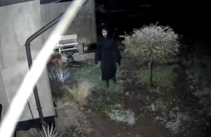 Maska z horroru Krzyk w Serocku tajemniczy intruz zagląda mieszkańcom w okna