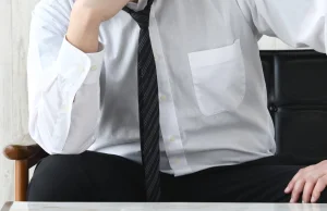 "Spakuj rzeczy, oddaj identyfikator i opuść budynek". W korporacjach zwalniają b