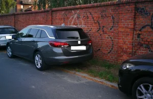 Poznański parking przestawia samochody klientów w nielegalne miejsca