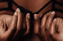 Dlaczego kobiety zakrywają piersi?