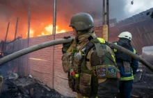 Rosjanie uderzyli w Charków. Bomba kierowana spadła na domy