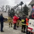 Straży Pożarna musiała użyć dźwigu aby wyciągnąć otyłego mężczyznę z domu