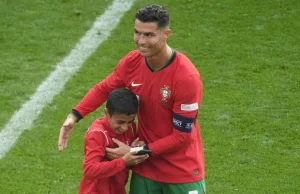 Sześć kibiców przerwało mecz by zrobić sobie selfie z Ronaldo