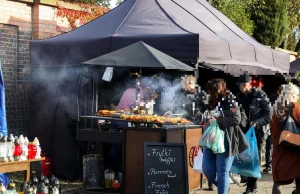 Zgłodniałeś na grobach? Kebab i golonka czekają przy cmentarzu. Witamy w Polsce