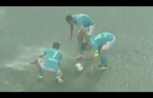 Mecz w Chinach w lekkim deszczu...