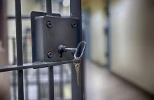 Pijany policjant wypuścił osadzonych z aresztu, żeby powitali Nowy Rok