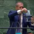 Amb. Izraela niszczy Kartę ONZ w ramach protestu podczas głosowania o Palestynie