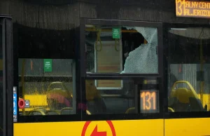 Ostrzelane autobusy w Warszawie. Zniszczone szyby i karoseria