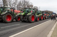 UE śrubuje normy, ciągniki blokują drogi. O co chodzi w protestach rolników?