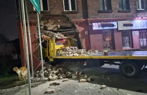 Autolaweta wbiła się w dom w Toruniu