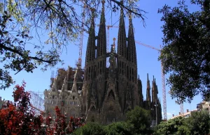 Barcelona. Katedra Sagrada Familia z terminem zakończenia budowy. Trwa od 144 la