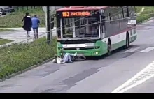 Rowerzystka wjechała wprost pod autobus. Wszystko nagrała kamera.