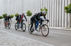 Kolarze jezdnią zamiast ścieżki rowerowej. Jest nowy pomysł. Czy słuszny?