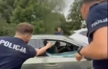 Strzały pod Biedronką! Policjant ranny w dramatycznej strzelaninie z uciekającym