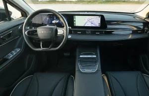 Dziennikarz TVN Turbo wyrwał kierownicę. Omoda: "tak miało być"