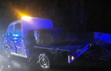 Burta dostawczaka przebiła szybę osobówki.