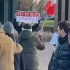 Zwolennik Morawieckiego zaatakował kobietę z transparentem. "Zdzielona w głowę"