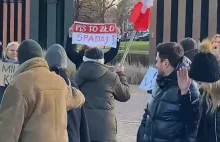 Zwolennik Morawieckiego zaatakował kobietę z transparentem. "Zdzielona w głowę"