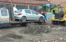 Samochodowi złodzieje w rękach policjantów