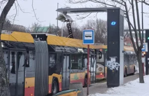 Warszawa. Śnieg utrudnia ładowanie autobusów elektrycznych.