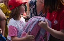 Katolicka Caritas Polska przekazała 5000 plecaków z wyprawkami dzieciom