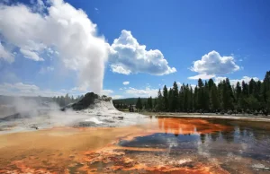 Eksplozja w Yellowstone, turyści uciekali przed spadającymi odłamkami (VIDEO)