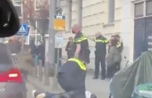 Atak holenderskiego policjanta na nastolatka.