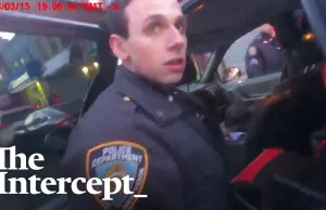 Policjant podrzuca narkotyki podczas zatrzymania
