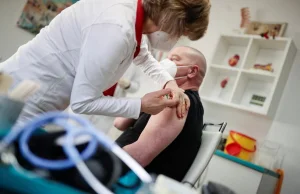 Niemcy: Twierdzi, że przez szczepienie stracił wzrok. Pozwał Biontech